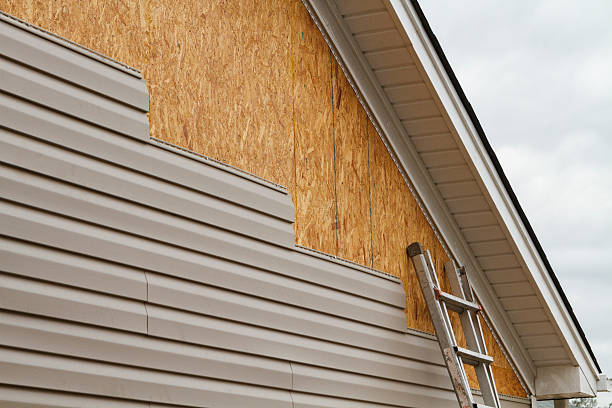 Professional Emergency Siding Repair technician working in Cleveland, GA
